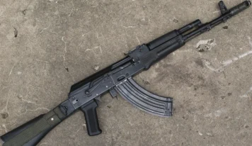 Policía Nacional detiene a dos jóvenes con un fusil en operativo en Moca